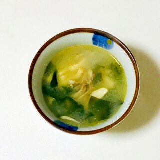 油揚げと舞茸のワカメ味噌汁